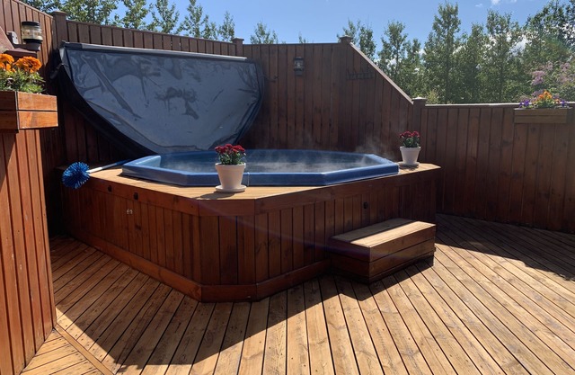 Cosy Retreat Home with Jacuzzi