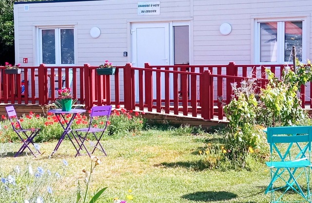 Cosy Room with Private Garden & Parking, Wi-Fi, TV, Near Orleans Forest