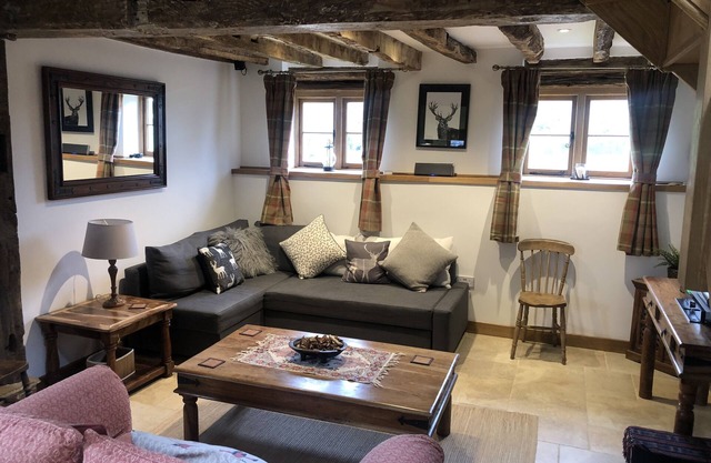 Cosy, Rustic 17th Century Countryside Barn.
