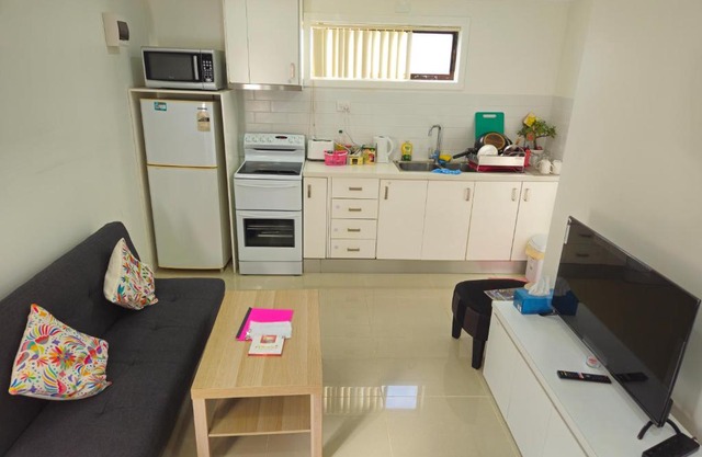 Cosy Self-Contained 1-Bedroom Compact Granny