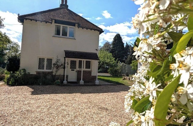 Cosy Semi Rural Cottage with Large Gardens & Tennis Court - Dogs Welcome!