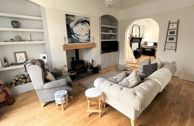 Cosy & Spacious 2 Bedroom, 2 Bathroom Entire House