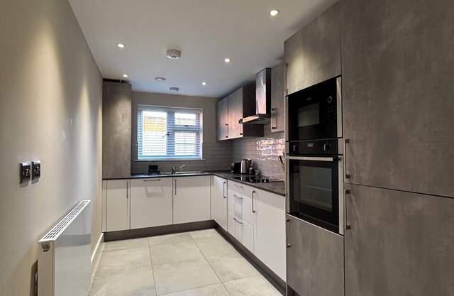 Cosy Spacious Apartment - Free Secure Gated Parking