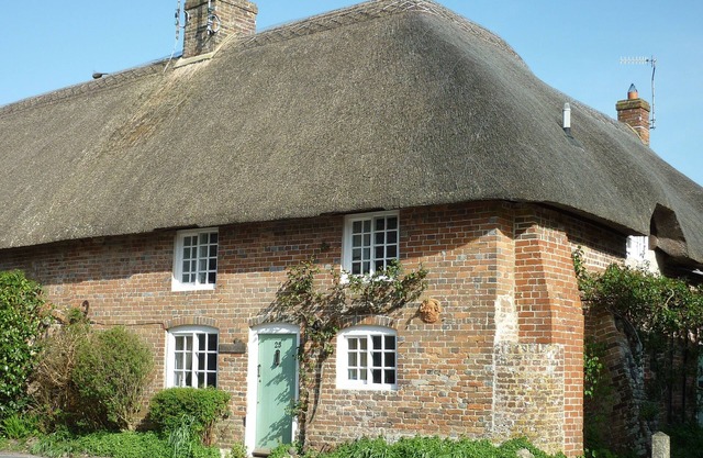 Cosy thatched cottage minutes from the sea, nestled in gentle rural countryside