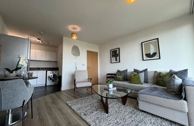 Cosy Urban Retreat in Bow - A stones throw from Bromley-By-Bow station!