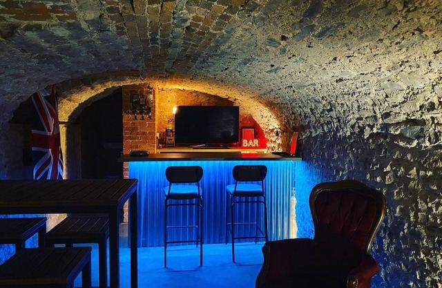 Cosy Winter Hideaway - log burner, hot tub & bar!