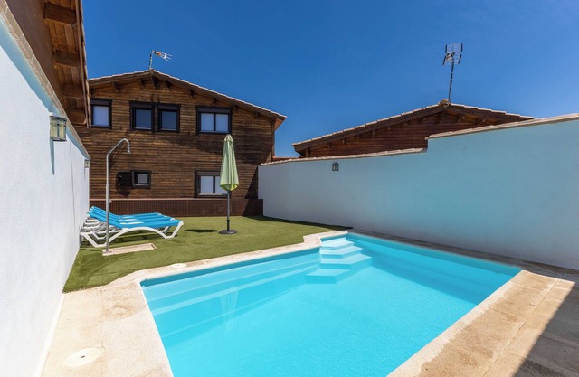 Cosy Wooden House with Wi-Fi, Air Conditioning, Pool and Garden