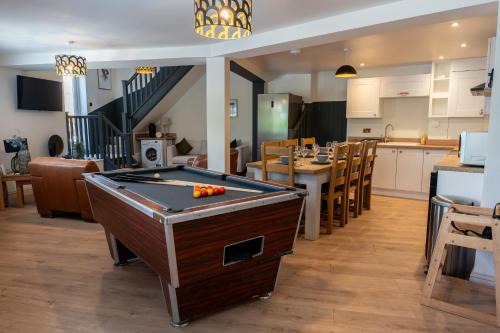 Cotswold's Stroud-Large 5 Bedroom House-Pool Table-Sleeps 10