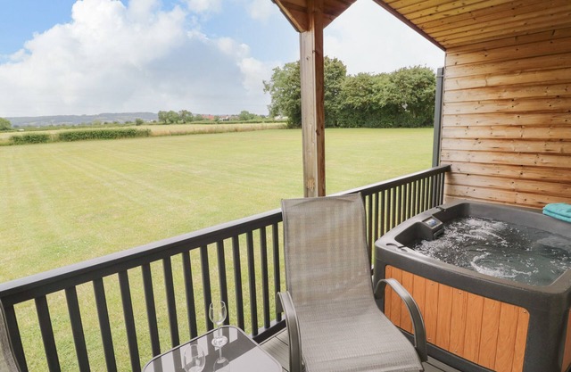 COTSWOLD VIEW 2, romantic, character holiday cottage in Honeybourne