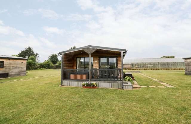 COTSWOLD VIEW 3, romantic, character holiday cottage in Honeybourne