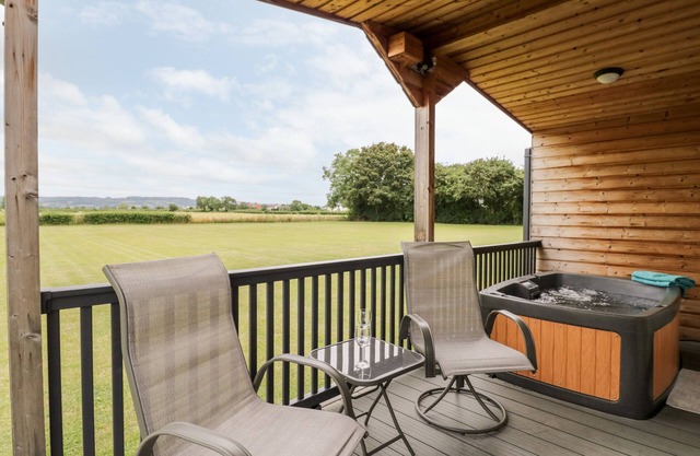 COTSWOLD VIEW 4, romantic, character holiday cottage in Honeybourne