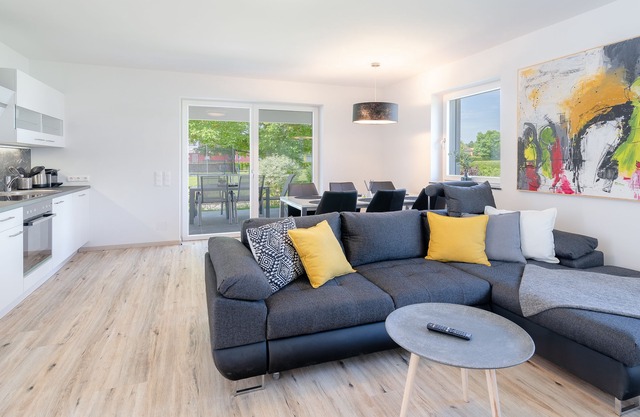 Cottage with large covered terrace on Lake Klopein