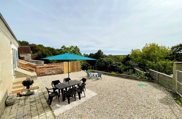 Cottage with Garden, WiFi, Private Parking near Loches