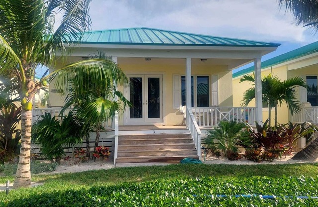 Cottage # 3 - Sleeps 8 and just steps away from the beach!n