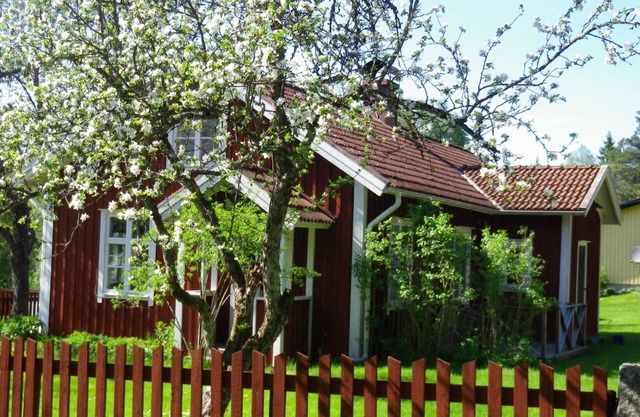 Cottage by the lake and 15 minutes from the Isaberg ski area