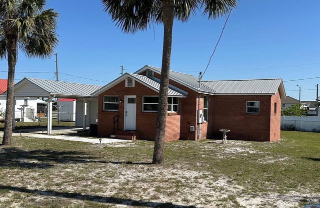Cottage by the Sea- Short walk to the beach!
