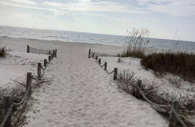 Cottage Cozy Corner Boat Parking 2 blks. from Boat Ramp 7 Min. Drive To Beach