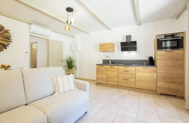 Cottage 'Domaine De Meyrol - Gite 1' with Mountain View, Wi-Fi and Air Conditioning