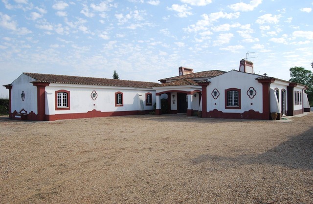 Cottage for 1 or 2 families with pool