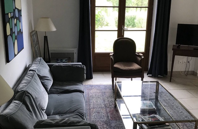 Cottage in 8 ha park with lake, toys/swing set/ping pong . Paris 80km