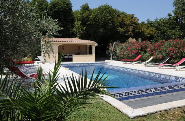 Cottage in a 1850 Bastide with infinity pool et counter current swimming system