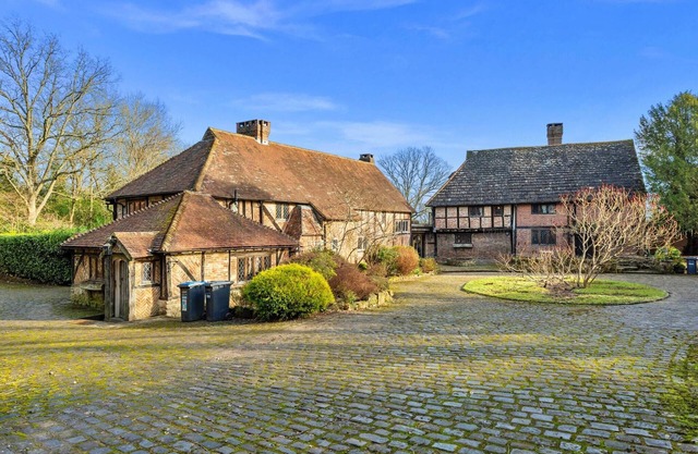 Cottage in Crawley Down with Hot Tub & Tennis