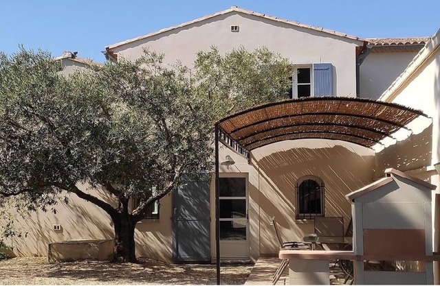 COTTAGE IN PROVENCE NEAR AVIGNON NOT OVERVIEW AIR CONDITIONED