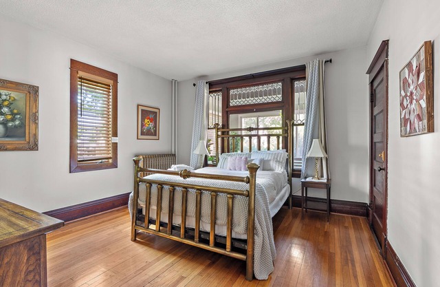 Cottage in the City - Historic Charm, Modern Touch
