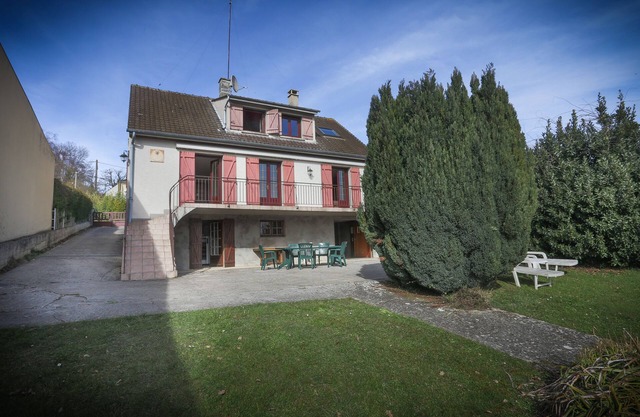 COTTAGE IN THE COUNTRY AT A CROSS-ROADS OF CHAMPAGNE
