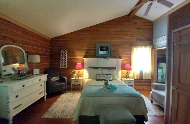 Cottage in the Woods B&B=The Bluebird Bungalow