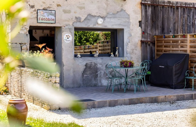 Cottage 'L'étable' with Private Terrace, Shared Garden and Wi-Fi