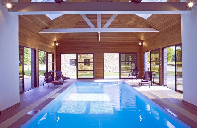 Cottage of charm 6/8 pers. Indoor pool heated all year. Morbihan.