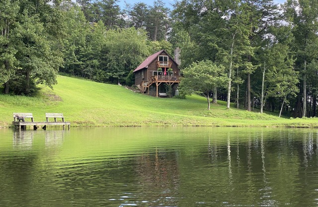 Cottage on a private lake in the Blue Ridge Mountains of Virginia