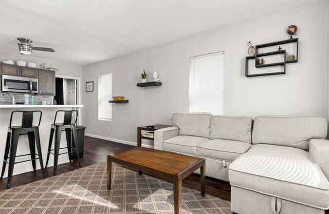 Cottage on Duryea - Cozy 1BD home in the Heights