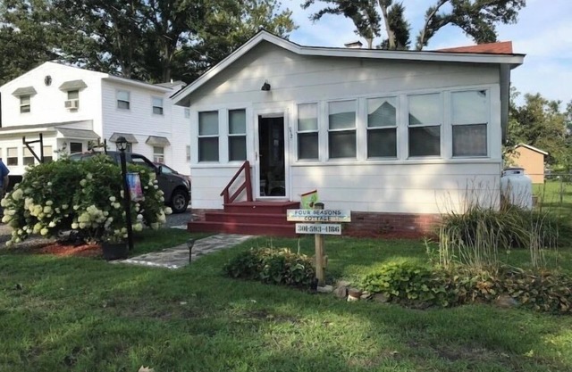 Cottage on The Point! Bring your bikes & golf cart, and your pets!