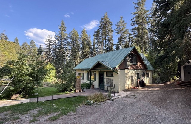 Cottage On The Stream Sundance, Utah Hot tub Sunny kitchen Decks Wood stove Mountain Cabins Utah