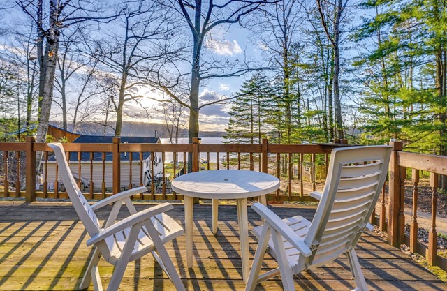 Cottage w/Deck & Bluff Lake Views: Walk to Beach!