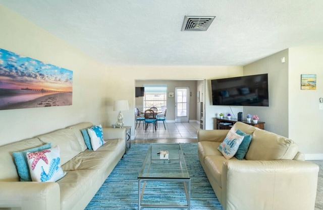 Cottage w/lanai and garage, 4 mi. Siesta Key