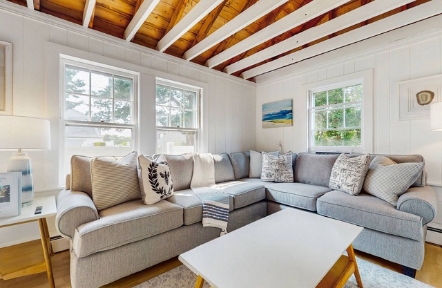 Cottage with beautiful backyard & deck, walk to Hen's Cove Beach
