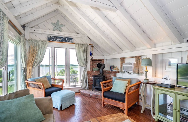 Cottage with Direct Water Access!