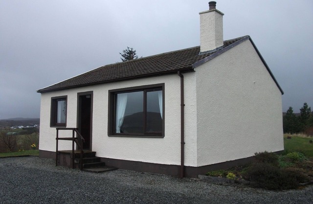 Cottage With Fantastic Loch And Mountain Views
