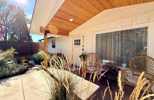 Cottage with gated driveway near downtown & river