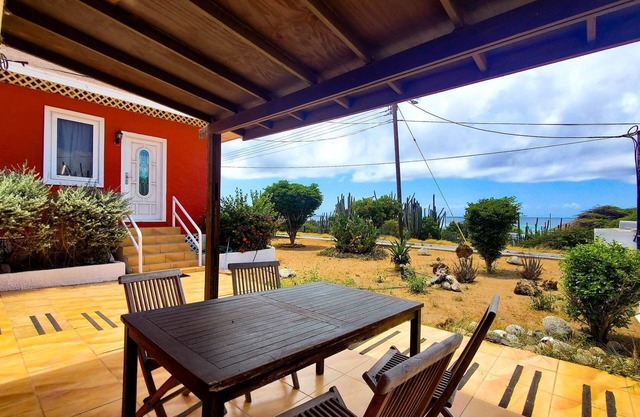 Cottage with Ocean view at walking distance from popular beaches, Sero Colorado