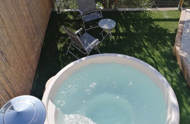 Cottage with outdoor Nordic bathtub, in the middle of nature