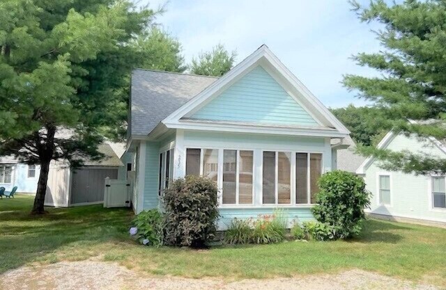 Cottages at Summer Village, fully furnished cottage, Wi-fi, heated pools, hot tub