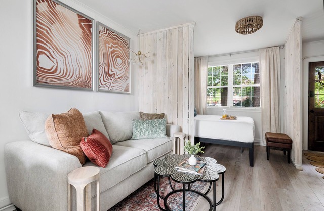 Cottages In The Park Studio 2: Chic Retreat!