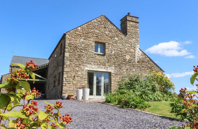 COTTAM COTTAGE FARM, family friendly, with open fire in Ribchester