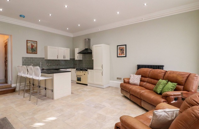 COTTON MILL COTTAGE, pet friendly, with hot tub in Cuckney