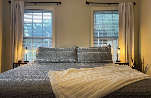 Cottonport Cottage-stunning 3/2 in heart of West Monroe with all KING size beds!