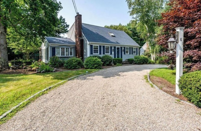 Cotuit 5 bedroom, 3 bath home, pet friendly, great location! Will sleep up to 10+, Beach pass included